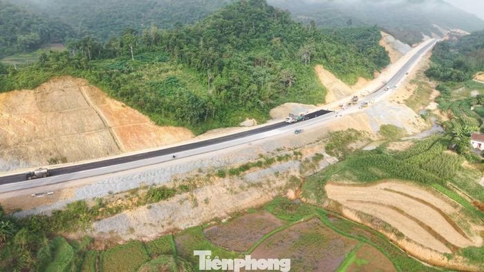 Toàn bộ dự án dài 121 km đã hiện hình hài, nhiều đoạn đang thảm nhựa mặt đường.