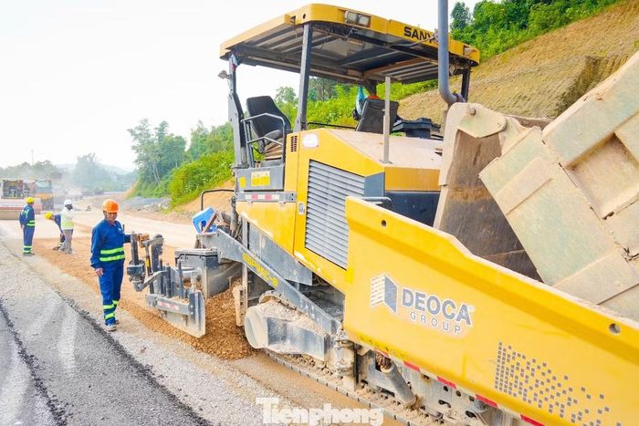 Nhân lực huy động trải dài trên 3 gói thầu dự án là EC01, EC02, EPC với trên 2.000 người là kỹ sư, công nhân thi công liên tục 3 ca - 4 kíp.