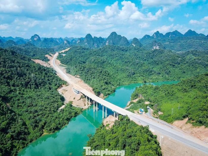 Đoạn qua các sông, suối thì làm cầu bê tông