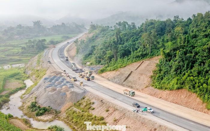 Công trường dự án dài hơn 121 km đang thi công tổng thể với 132 mũi thi công, trong đó có đoạn Tân Thanh - Đông Khê sẽ thông xe dịp Tết 2027.