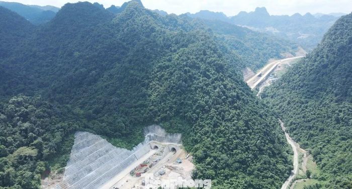 Với đoạn qua núi đá, dự án phải khoan đường hầm để đi xuyên qua