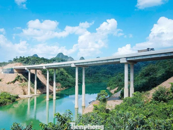 Khi tuyến chưa thông xe, các hầm, cầu đã xây dựng đang là đường công vụ phục vụ thi công dự án