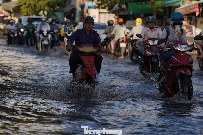 Gần 18h cùng ngày, nước trên đường Trần Xuân Soạn bắt đầu rút.