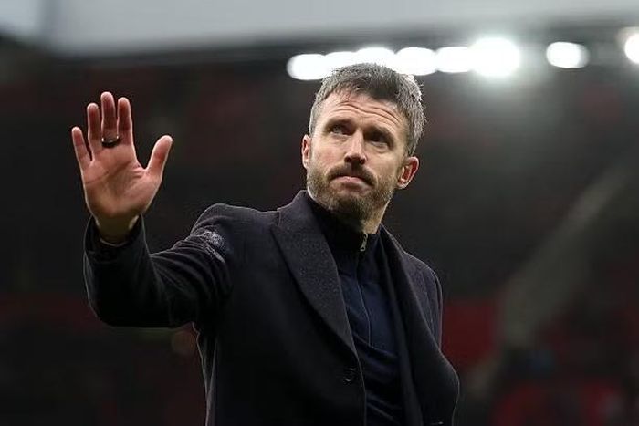 HLV Michael Carrick chịu sức ép lớn.