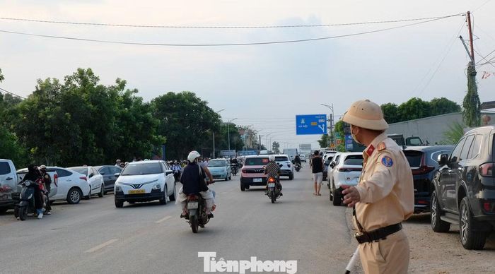 Cảnh sát phân luồng giao thông qua khu vực để phục vụ quá trình vây ráp, bắt giữ các đối tượng.
