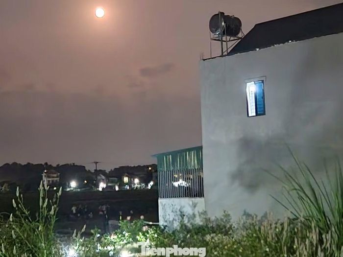 Theo người dân địa phương, căn nhà này được một nhóm gồm 1 nữ và 2 nam (quê ở Hải Phòng) thuê cách đây nhiều ngày. Trưa 26/10, khi công an ập vào, người phụ nữ bị bắt giữ, còn 2 đối tượng nam tháo chạy lên nóc nhà cố thủ.