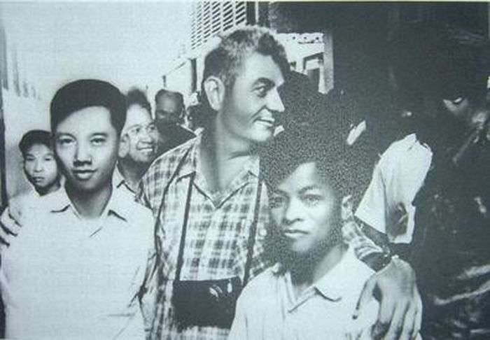 Ông Trần Văn Trị (bên trái) và ông Nguyễn Giao (bên phải) đón ông Kitovani ở ga Hàng Cỏ, Hà Nội (năm 1959)