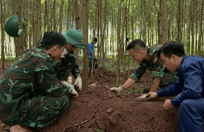 Cán bộ, chiến sĩ Đội Tìm kiếm, quy tập hài cốt liệt sĩ số 1 tìm kiếm hài cốt liệt sĩ tại khu vực rừng tràm, bản Bãi Dinh, xã Dân Hóa, tỉnh Quảng Trị. Ảnh: Bộ Chỉ huy Quân sự tỉnh Quảng Trị