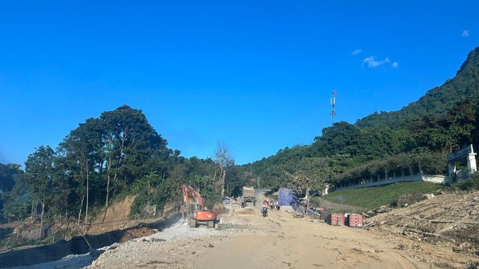 Đơn vị thi công khẩn trương khắc phục sạt lở