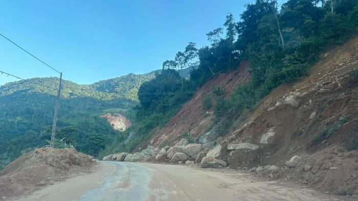Nhiều điểm đất, đá vẫn có nguy cơ sạt, chờ cắt cơ đảm bảo an toàn giao thông