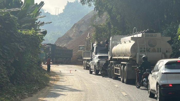 Đơn vị thi công phân làn xe để tiến hành chở đất, đá đi