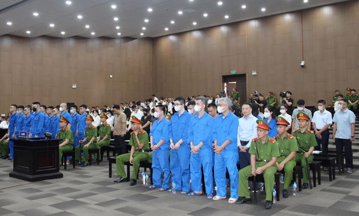 Các bị cáo tại điểm cầu trung tâm- Phòng xử chính tại trụ sở TAND TP. Hà Nội.
