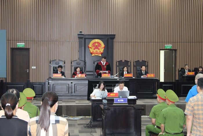 Hội đồng xét xử công bố quyết định đưa vụ án ra xét xử.