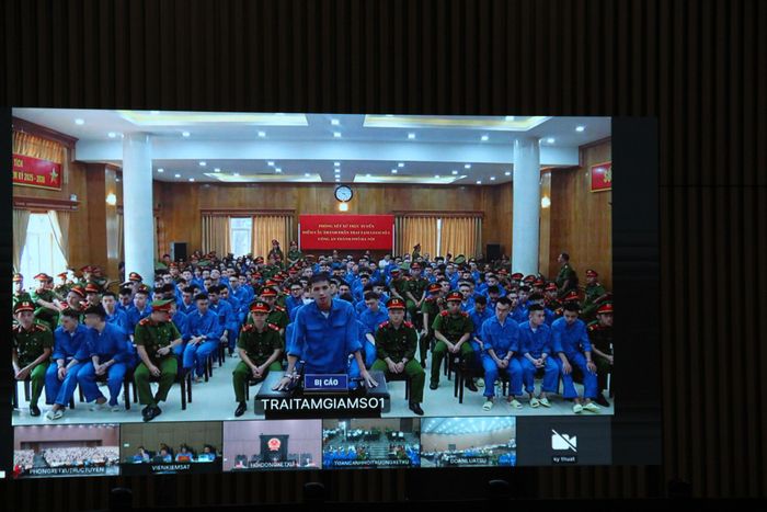 Các bị cáo tại điểm cầu thành phần tại Hội trường Trại tạm giam số 01 của Công an TP. Hà Nội (có 137 bị cáo tại đây).