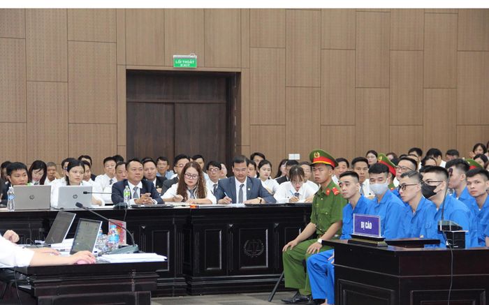 Các luật sư tham gia bào chữa cho các bị cáo.