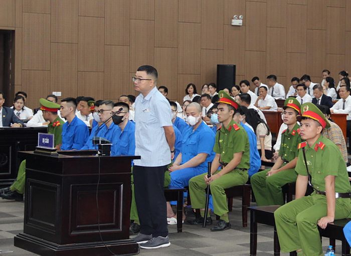 Một số bị cáo trong phần kiểm tra căn cước tại phiên tòa.