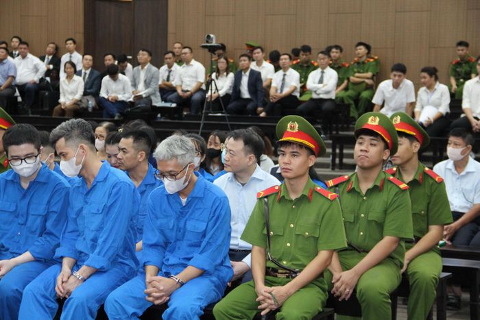 Bị cáo Nguyễn Hòa Bình và các bị cáo khác tại phiên tòa.