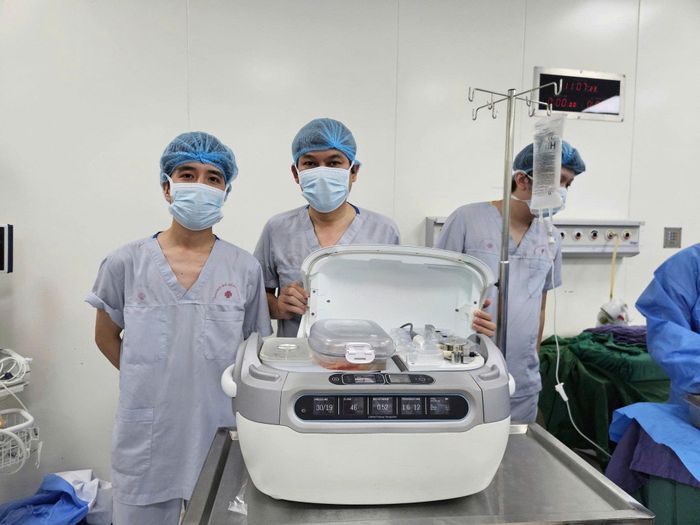 Các bác sĩ sử dụng công nghệ bảo quản tạng bằng máy LifePort.