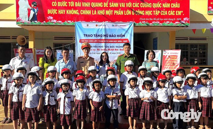 Tại mỗi điểm tuyên truyền, ban tổ chức tặng mũ bảo hiểm cho các em học sinh. (Ảnh: ĐVCC).