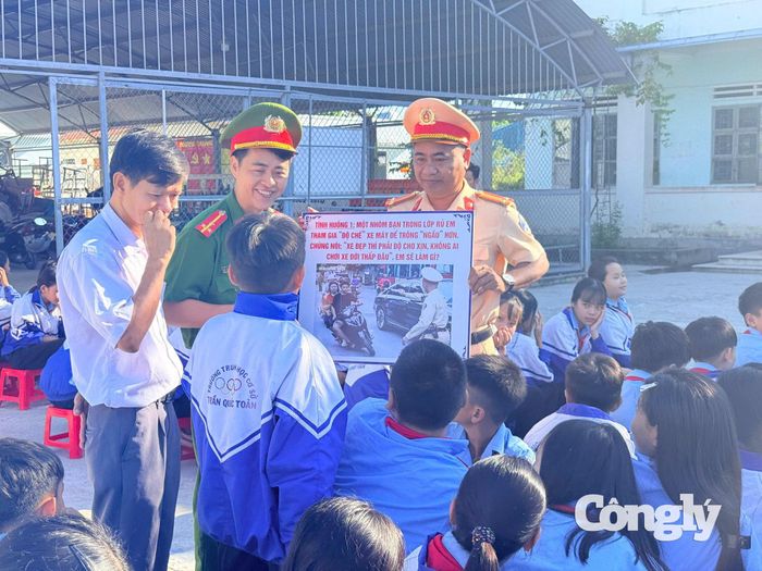 Hình thức tuyên truyền trực quan, sinh động và có sự tương tác giữa người truyền đạt và các em học sinh, điều này tạo tâm lý thoải mái và hứng khởi xuyên suốt buổi tuyên truyền. (Ảnh: ĐVCC).