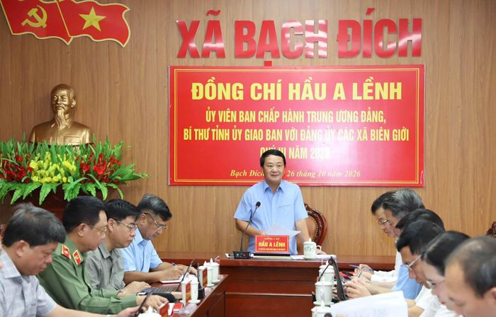 Bí thư Tỉnh ủy Tuyên Quang Hầu A Lềnh làm việc với các xã biên giới