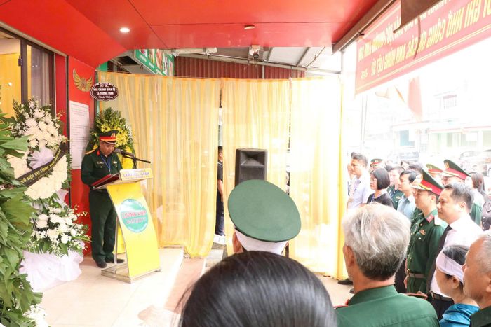Cán bộ, chiến sĩ và nhân dân thành kính tưởng nhớ, tri ân các anh hùng liệt sĩ đã hy sinh vì độc lập dân tộc.