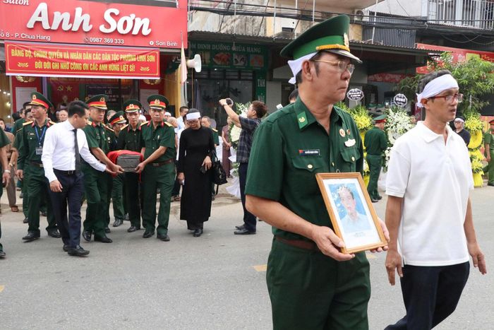 Thân nhân gia đình cùng các đại biểu tiễn đưa liệt sĩ về nơi an nghỉ, khép lại hành trình gần 80 năm xa cách.