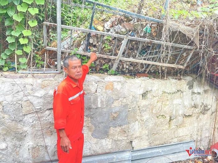 Nhờ có bờ kè ngăn lại, nếu không ngôi nhà và tính mạng của cả gia đình ông Minh khó lòng bảo toàn. Ảnh: Trần Hoàn