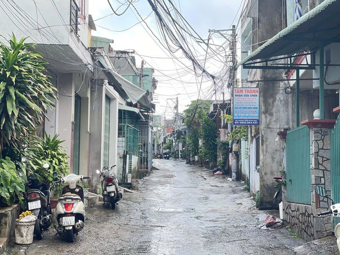 Dưới chân núi, nhà cửa mọc san sát, những lối đi nhỏ hẹp, quanh co len lỏi giữa khu dân cư. Ảnh: Trần Hoàn