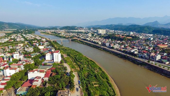 Muốn tặng cho con gái một phần đất, người đàn ông ở Lào Cai xin hợp hai thửa đất liền kề, mỗi thửa rộng 96m2, rồi tách thửa. Tuy nhiên, cơ quan đăng ký đất đai từ chối giải quyết hồ sơ do vướng quy hoạch. Ảnh minh họa: Hoàng Hà