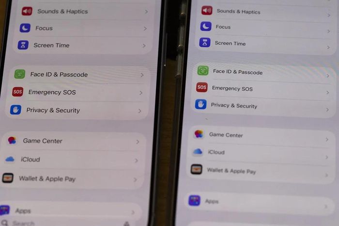 Màn hình iPhone 18 Pro có tông màu hồng hơn so với iPhone 17 Pro. Ảnh: u/evilZardoz/Reddit