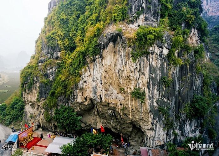 Nhiều nhà nghiên cứu cho rằng Hang Son thuộc vùng núi Yên Tử (Quảng Ninh) sở hữu hàng loạt dấu ấn Đạo giáo đặc sắc.