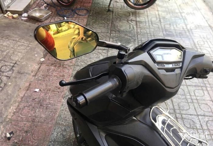 Việc quy định riêng gương bên trái có liên quan đến nhu cầu quan sát khi điều khiển xe trong điều kiện giao thông tại Việt Nam. Ảnh minh họa
