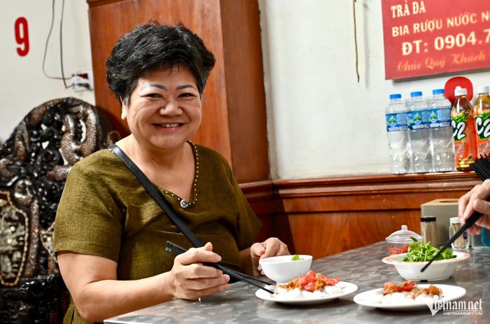 Bà Hoa, khách quen của quán