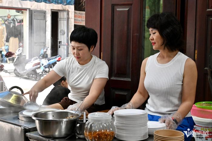 Chị Hường (bên phải) và chị Hương - chủ quán