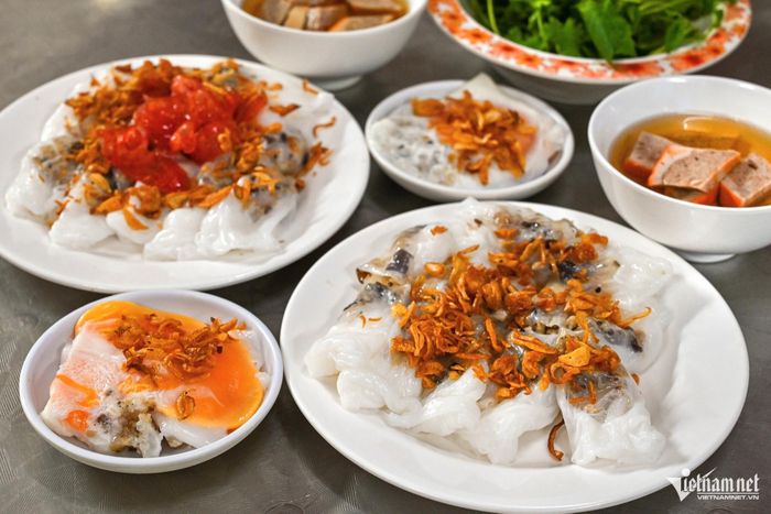 Bánh sau khi tráng, cuốn nhân và xếp ra đĩa được phết thêm chút dầu hành, tạo độ bóng bẩy và dậy mùi thơm