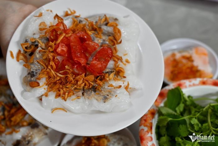 Một suất bánh cuốn không nhân ở đây có giá chỉ từ 20.000 đồng. Bánh cuốn nhân thịt được bán giá 30.000 đồng, thực khách có thể gọi món ăn kèm như trứng ốp, chả quế hoặc lạp xưởng, giá khoảng 10.000 đồng/món