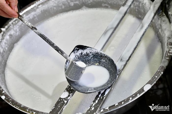 Chiếc gáo dừa mộc mạc vừa dùng để đong bột, vừa giúp dàn bột đều trên mặt nồi hơi mà không bị dính, đồng thời hạn chế nóng bỏng tay khi thao tác. Dụng cụ múc bột cũng được chế tạo riêng để lượng bột vừa đủ chiếc nồi hơi cỡ nhỏ