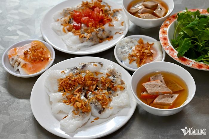 Mỗi suất bánh cuốn gồm 6 chiếc tráng nóng hổi. Vỏ bánh mỏng mướt, ôm trọn phần nhân thịt