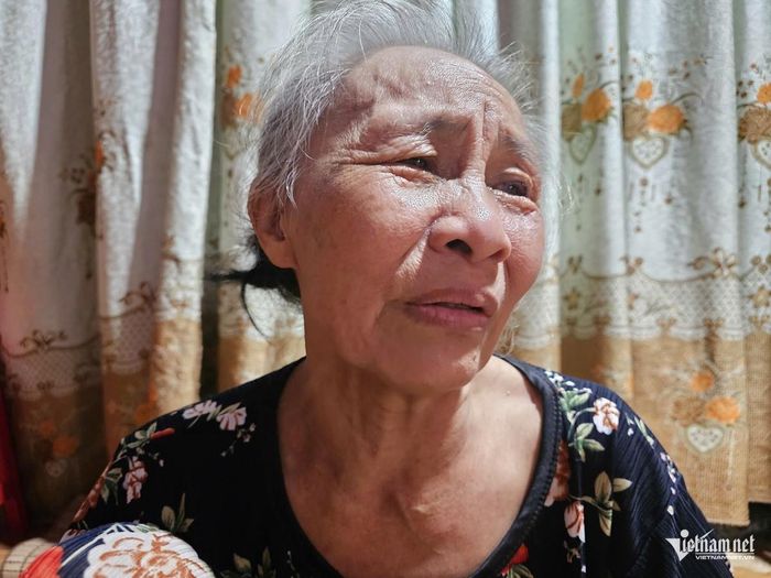 Bà Lê Thị Du bật khóc khi nhắc đến người con trai mới mất. Ảnh: Hải Sâm