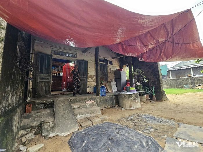 Ngôi nhà bà Du và cháu nội đang ở đã xuống cấp nghiêm trọng. Ảnh: Hải Sâm