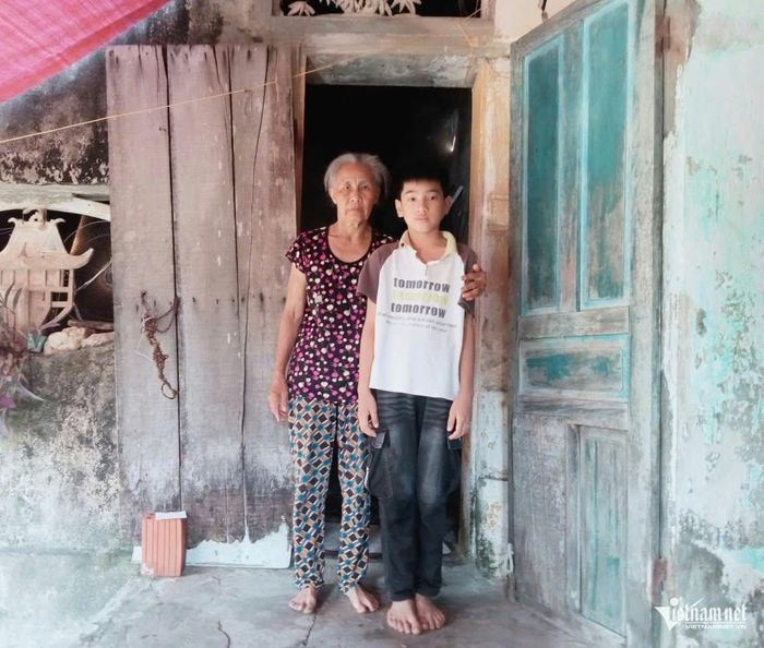 Sức khoẻ của bà Du ngày càng yếu, điều bà lo lắng nhất là tương lai của đứa cháu nội không biết nương tựa vào ai. Ảnh: Hải Sâm