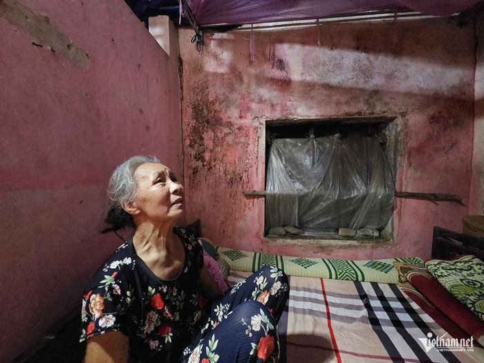 Chỗ ngủ của hai bà cháu cũng không bảo đảm an toàn, nhất là những lúc trời mưa gió. Ảnh: Hải Sâm