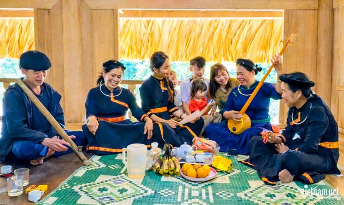 Tiếng đàn Tính hòa quyện cùng lời Then, tạo nên nét văn hóa đặc sắc của đồng bào Tày ở Thái Nguyên.