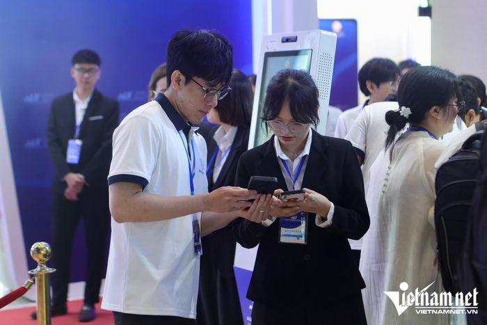Các đại biểu làm thủ tục tham dự Diễn đàn Kinh tế mùa thu năm 2026 sáng 26/10. Ảnh: Phước Sáng