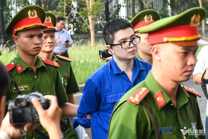 7h40, Phó Đức Nam (tức Mr Pips) xuất hiện tại phiên tòa.