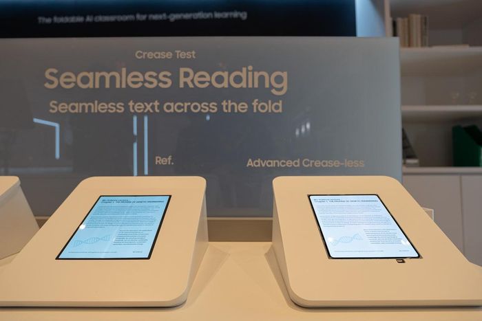 Samsung Display trình diễn màn hình OLED gập không nếp gấp tại CES 2026 hôm 5/1. Ảnh: Samsung Display