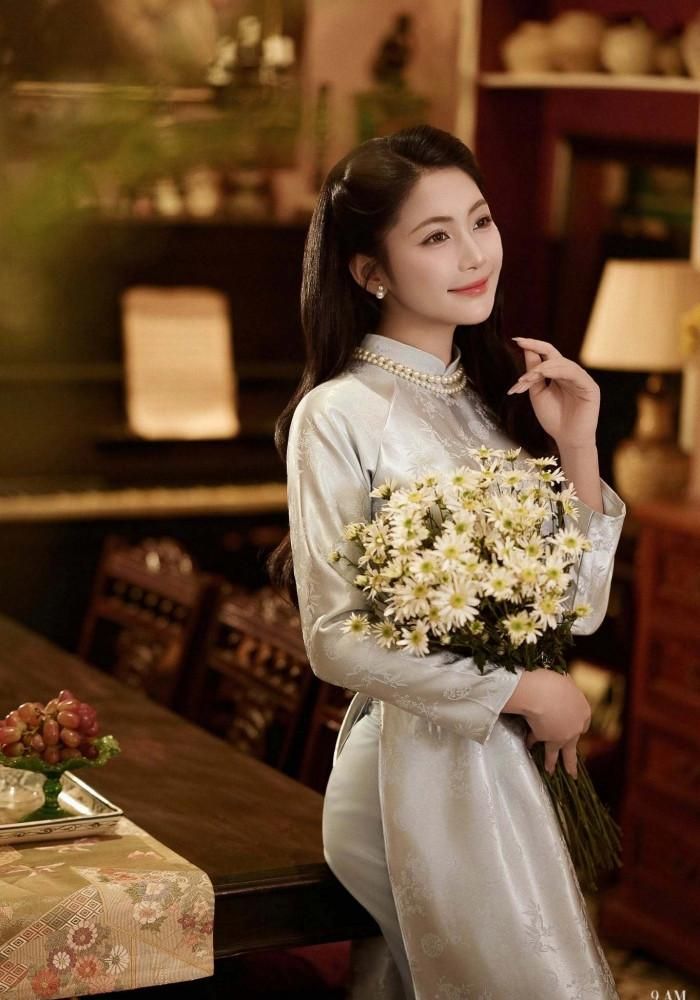 Nhan sắc xinh như hoa hậu của Nông Thị Hằng. 