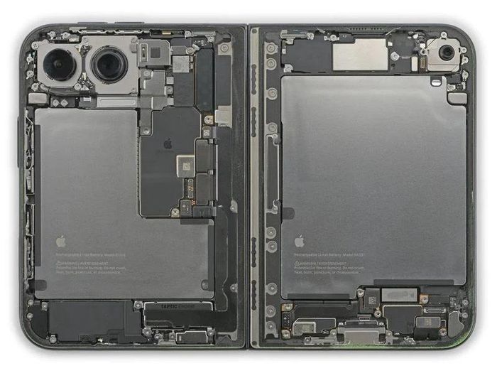 Các linh kiện bên dưới màn hình trong của iPhone Duo. Ảnh: iFixit
