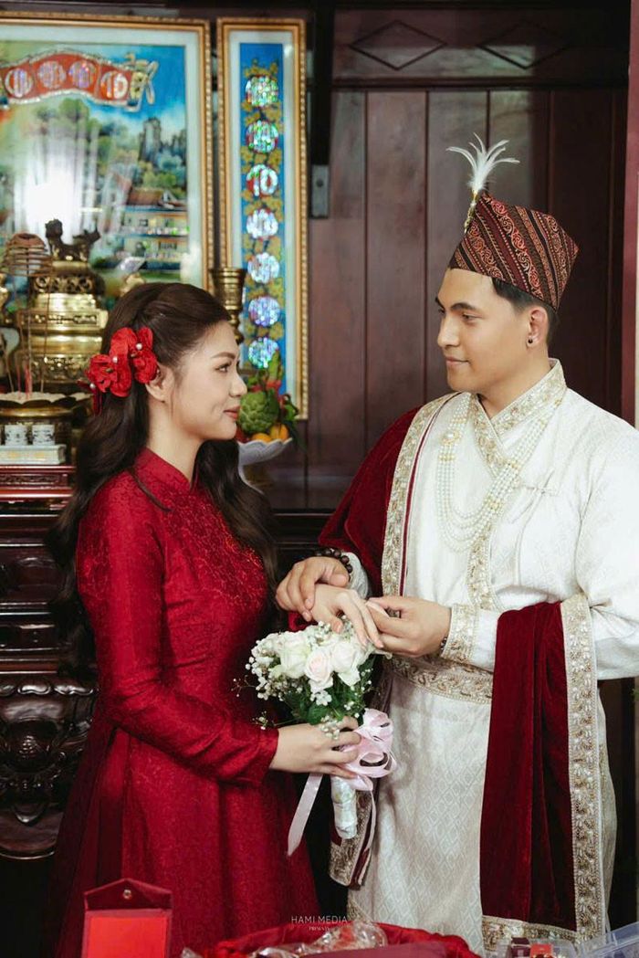 Nhà trai mang lễ vật sang hỏi cưới cô gái Việt 